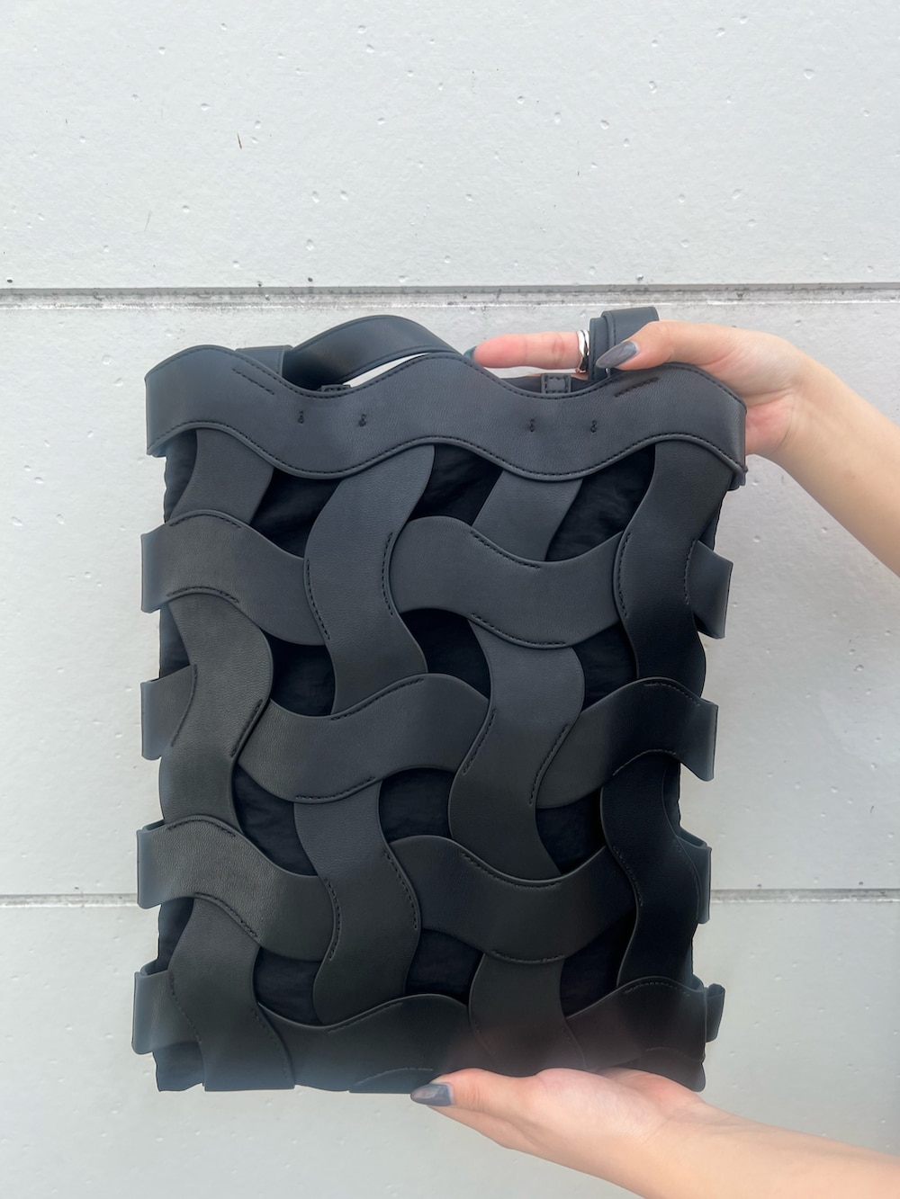 グリーン系のワンピース、ブラック系のトートバッグ、ブラック系のサンダルを着用したレディースの夏コーディネートの5枚目の写真