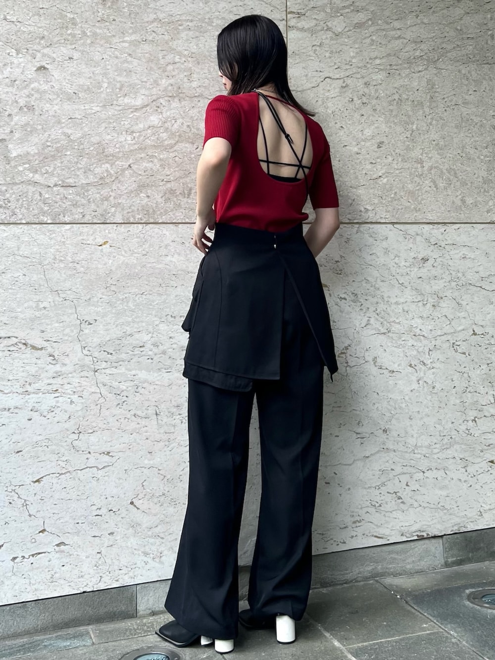 ブラック系のその他パンツ、レッド系のニット/セーター、ブラック系のパンプスを着用したレディースの夏コーディネートの3枚目の写真