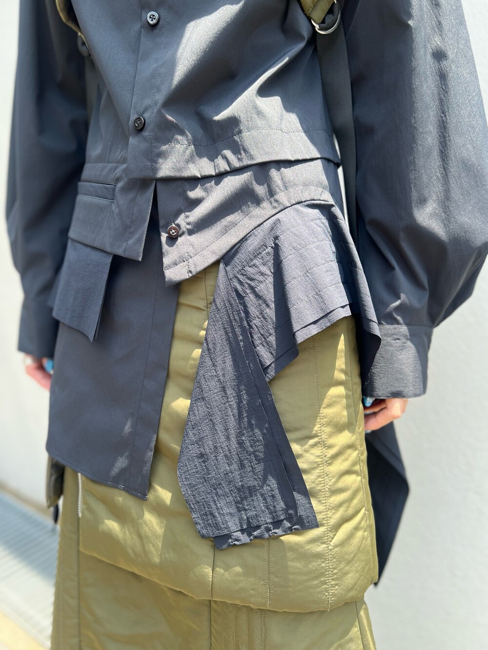 ベージュ系のスカート、ベージュ系のベスト、ブラック系のシャツ/ブラウスを着用したレディースの夏コーディネートの6枚目の写真
