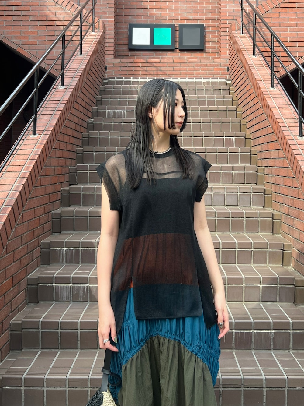 ブラック系のニット/セーター、その他のワンピース、ブラック系のハンドバッグを着用したレディースの春コーディネートの3枚目の写真