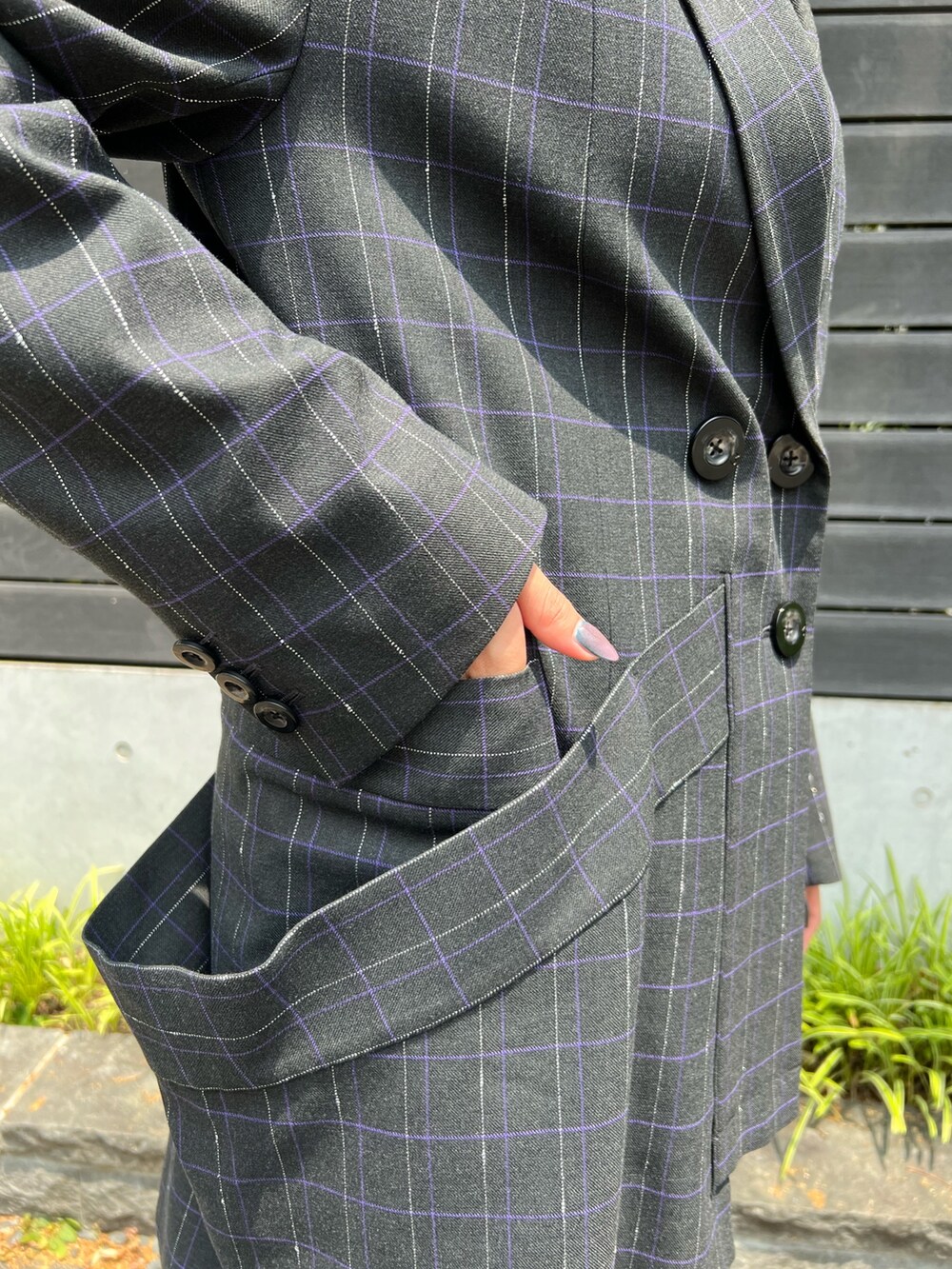 グレー系のテーラードジャケット、グレー系のその他パンツ、ブラック系のニット/セーターを着用したレディースの夏コーディネートの7枚目の写真
