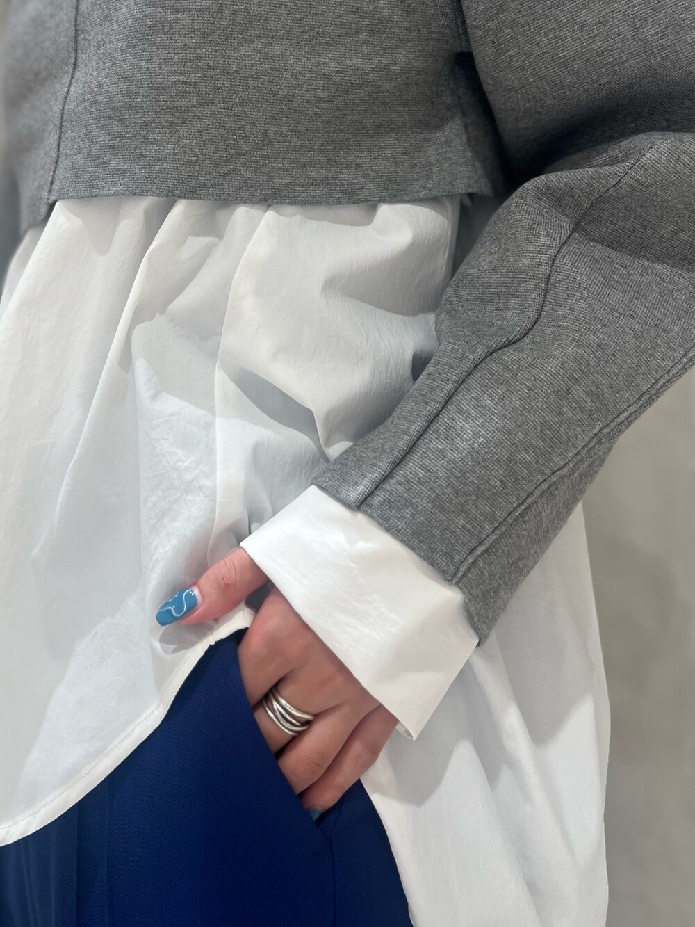 ホワイト系のシャツ/ブラウス、ブルー系のその他パンツ、ベージュ系のパンプスを着用したレディースの秋コーディネートの4枚目の写真