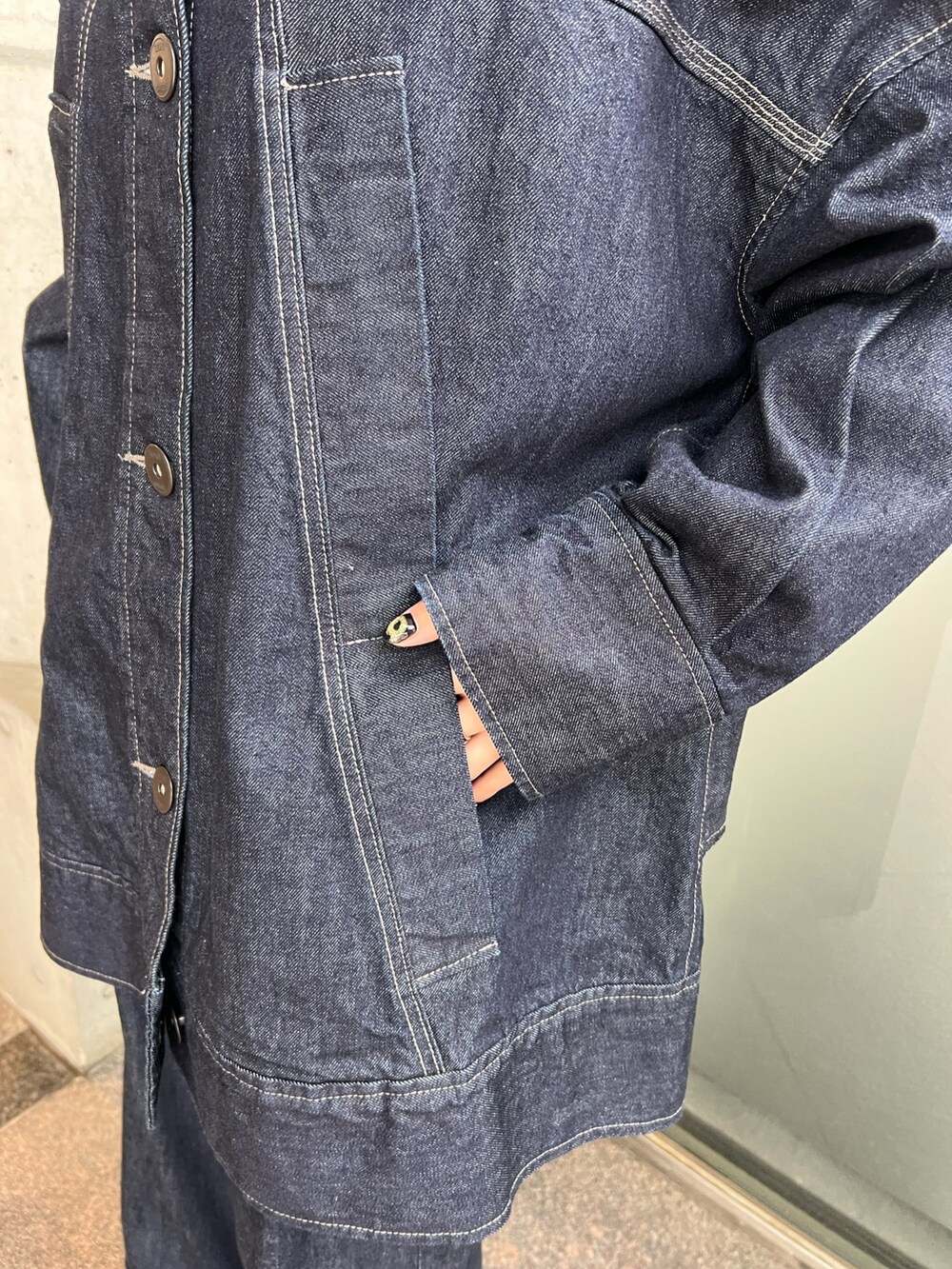 ブルー系のデニムパンツ、ブルー系のデニムジャケット、ブラック系のブーツを着用したレディースの冬コーディネートの8枚目の写真
