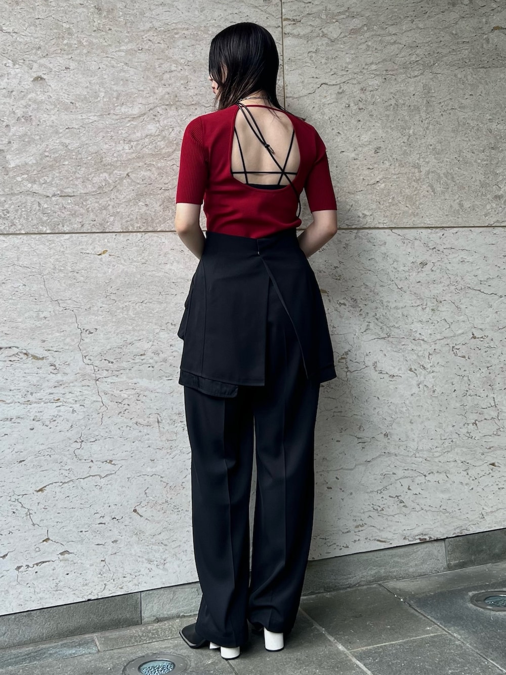 ブラック系のその他パンツ、レッド系のニット/セーター、ブラック系のパンプスを着用したレディースの夏コーディネートの2枚目の写真