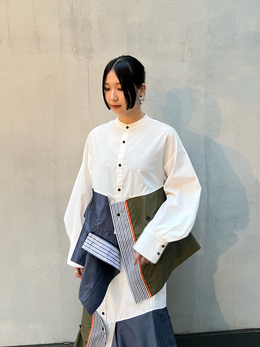 その他のシャツ/ブラウス、その他のスカート、ブラック系のブーツを着用したレディースの冬コーディネートの3枚目の写真