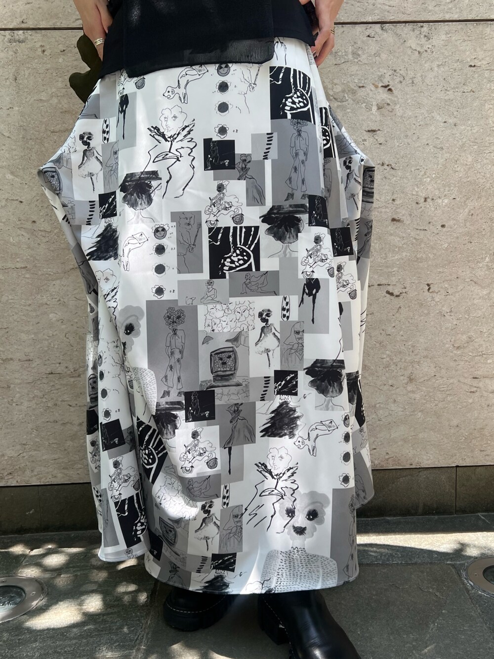ブラック系のニット/セーター、その他のスカート、ブラック系のショルダーバッグを着用したレディースの夏コーディネートの4枚目の写真