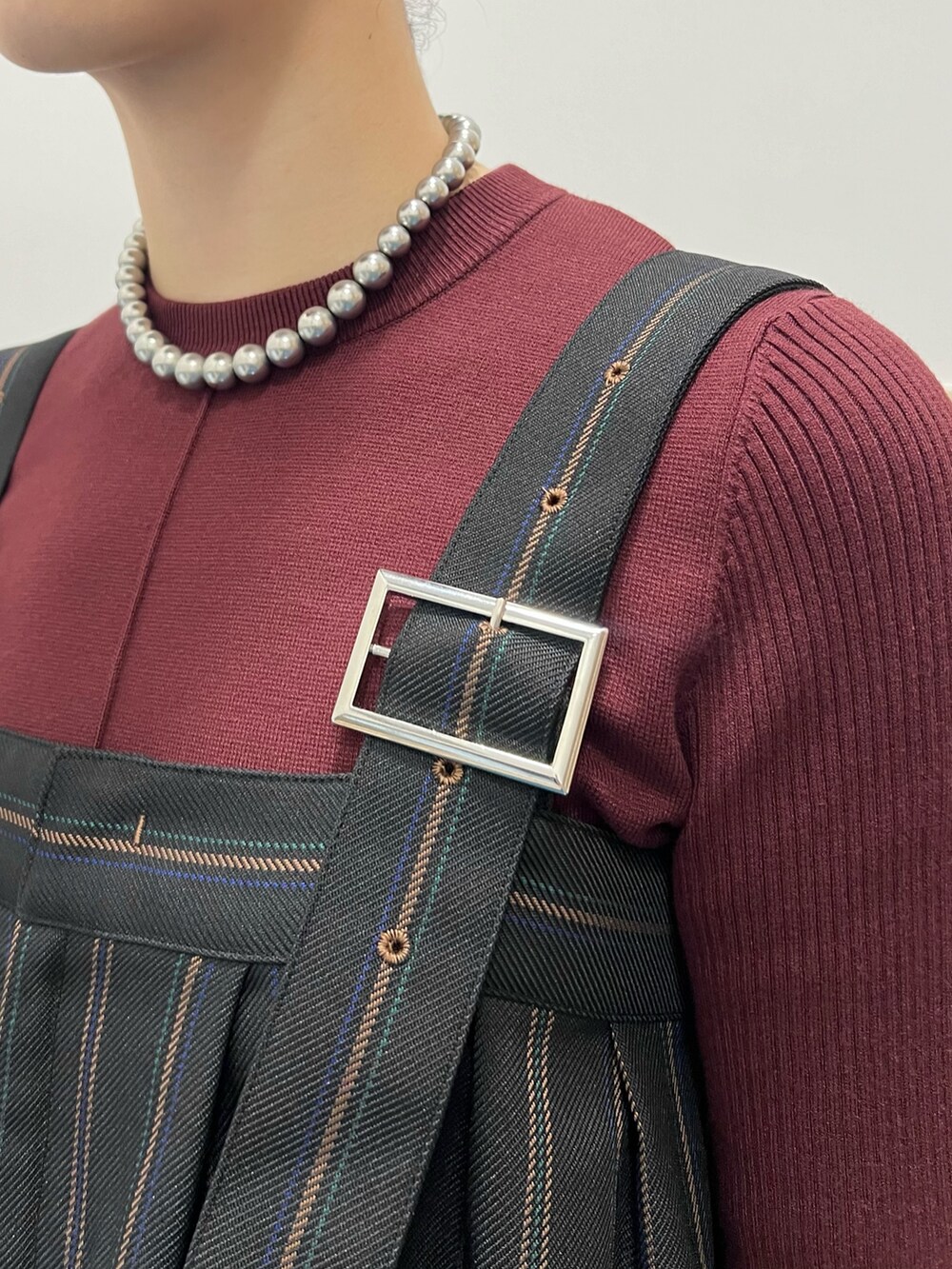 ブラック系のつなぎ/オールインワン、ブラウン系のニット/セーター、シルバー系のブーツを着用したレディースの夏コーディネートの4枚目の写真