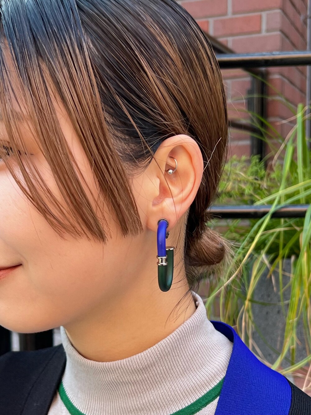 ブラック系のカーディガン/ボレロ、グレー系のニット/セーター、シルバー系のスカートを着用したレディースの秋コーディネートの6枚目の写真