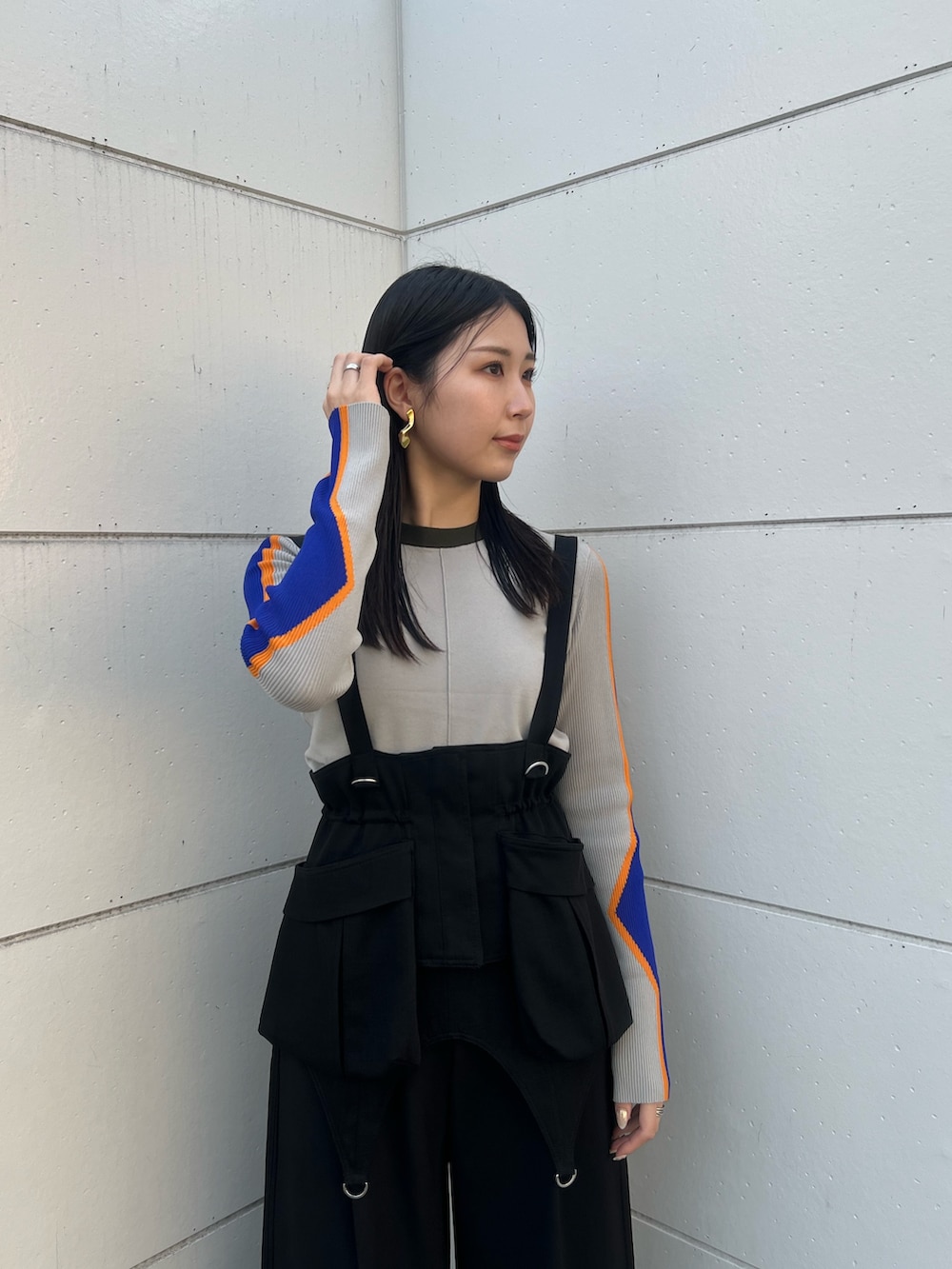 ベージュ系のニット/セーター、ブラック系のその他パンツ、シルバー系のブーツを着用したレディースの冬コーディネートの3枚目の写真