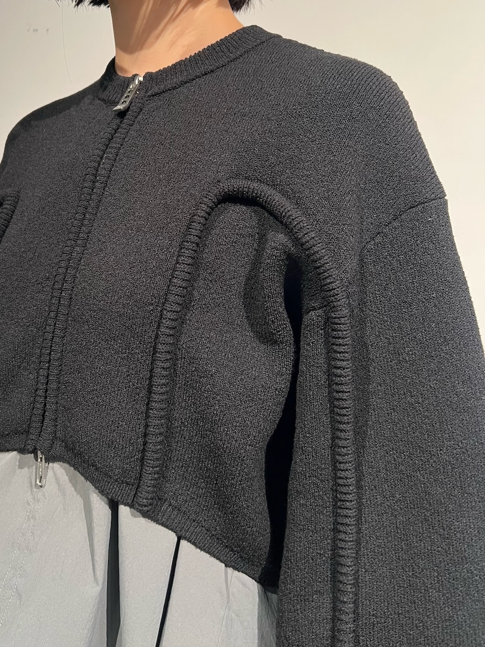 ブラック系のカーディガン/ボレロ、グレー系のシャツ/ブラウス、ブラック系のその他パンツを着用したレディースの冬コーディネートの5枚目の写真