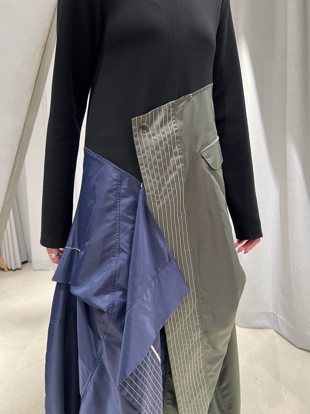 その他のワンピース、ブラック系のブーツを着用したレディースの冬コーディネートの4枚目の写真