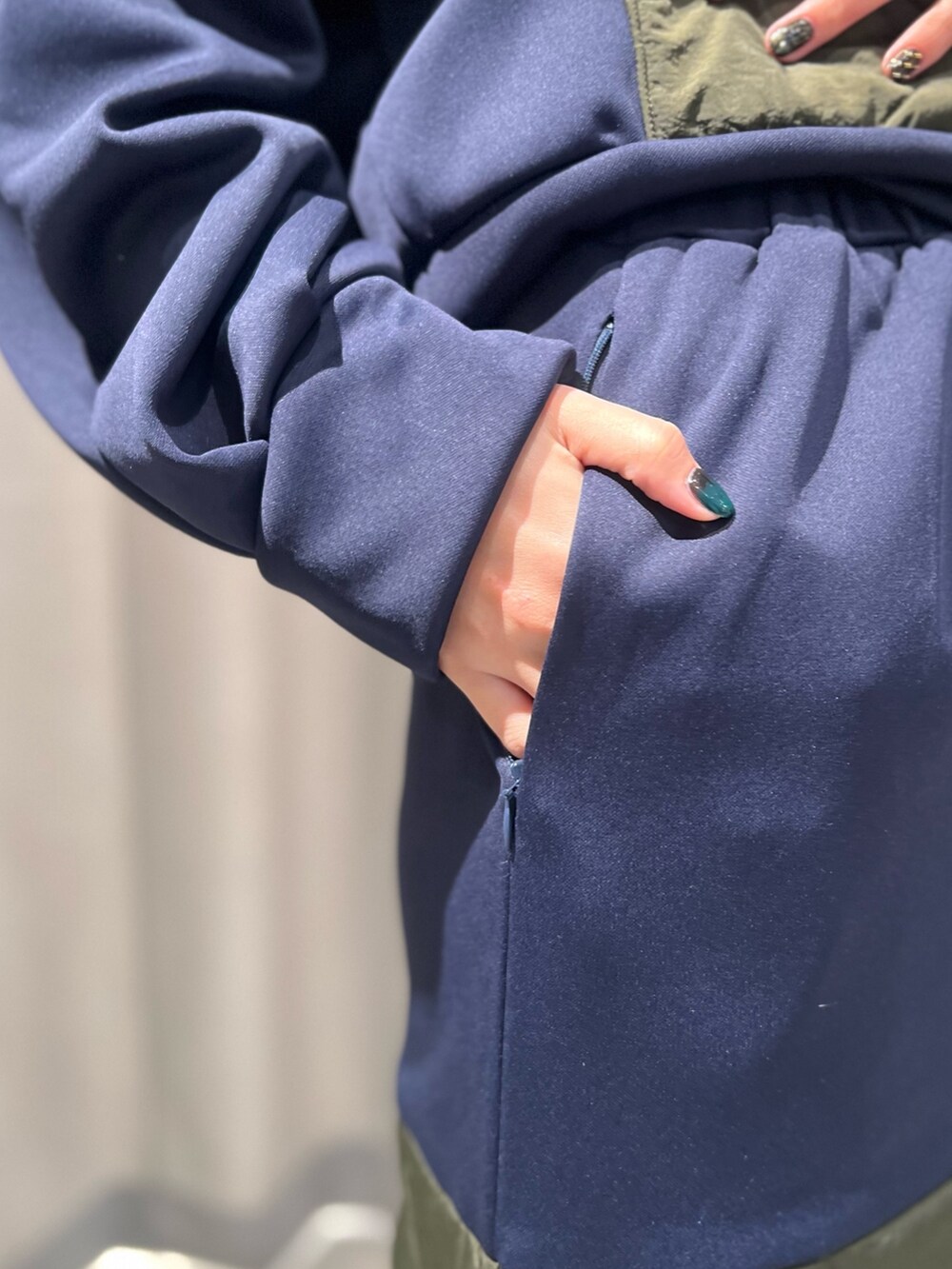 その他のスウェット、その他のスカートを着用したレディースの冬コーディネートの6枚目の写真