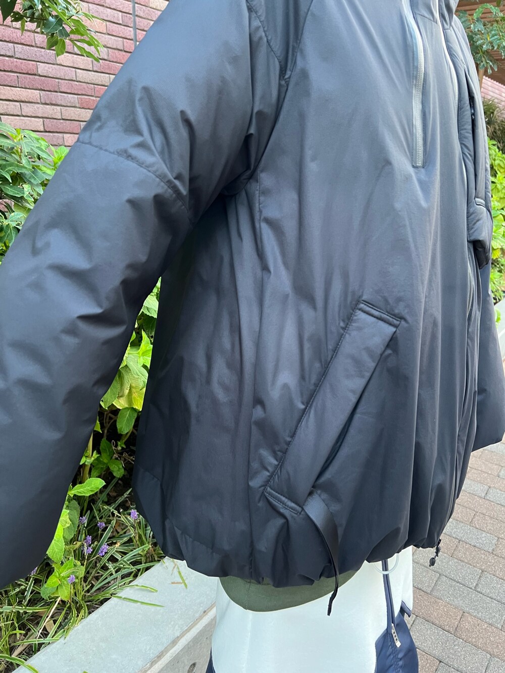 ブラック系のダウンジャケット/コート、その他のスカート、ブラック系のブーツを着用したレディースの秋コーディネートの6枚目の写真