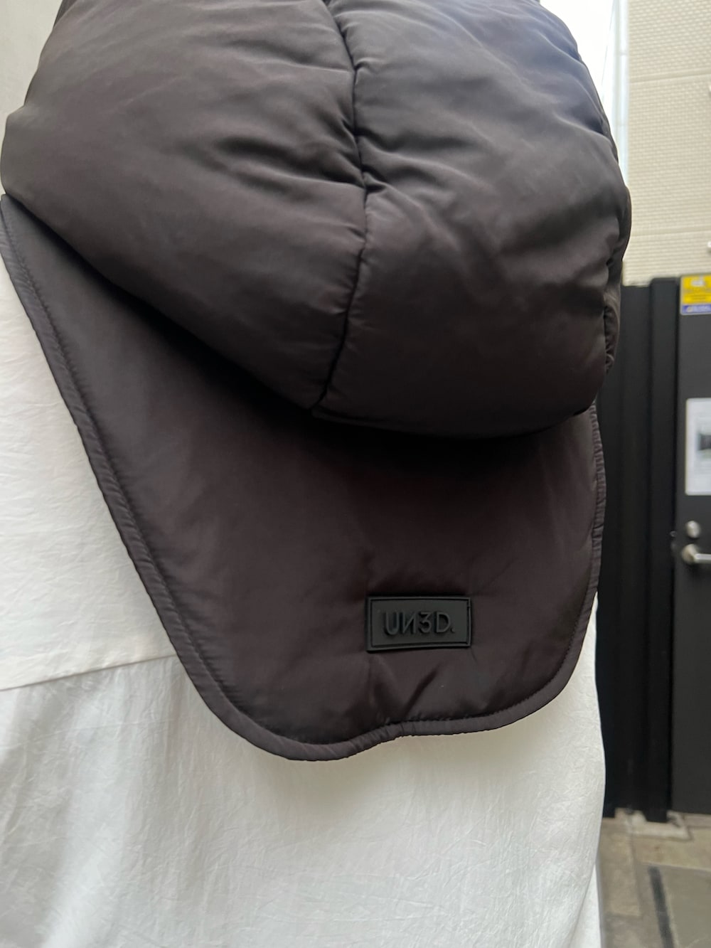 ホワイト系のシャツ/ブラウス、グレー系のその他パンツ、シルバー系のブーツを着用したレディースの夏コーディネートの5枚目の写真