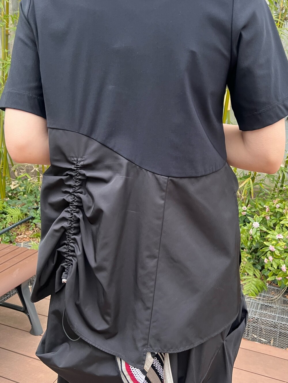 レッド系のTシャツ/カットソー、レッド系のスカート、その他のサンダルを着用したレディースの春コーディネートの5枚目の写真