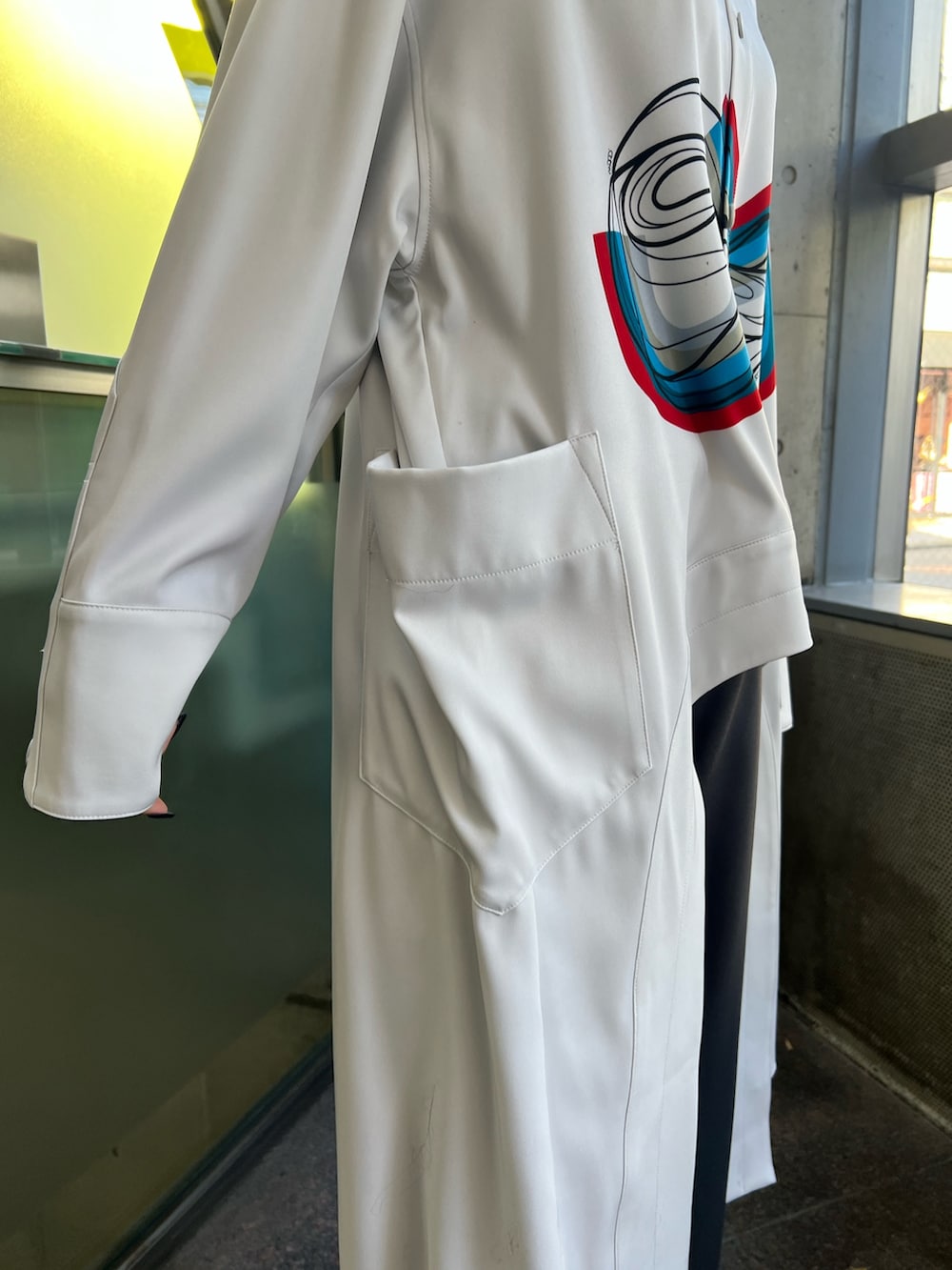 ホワイト系のシャツ/ブラウス、グレー系のその他パンツ、シルバー系のブーツを着用したレディースの冬コーディネートの5枚目の写真