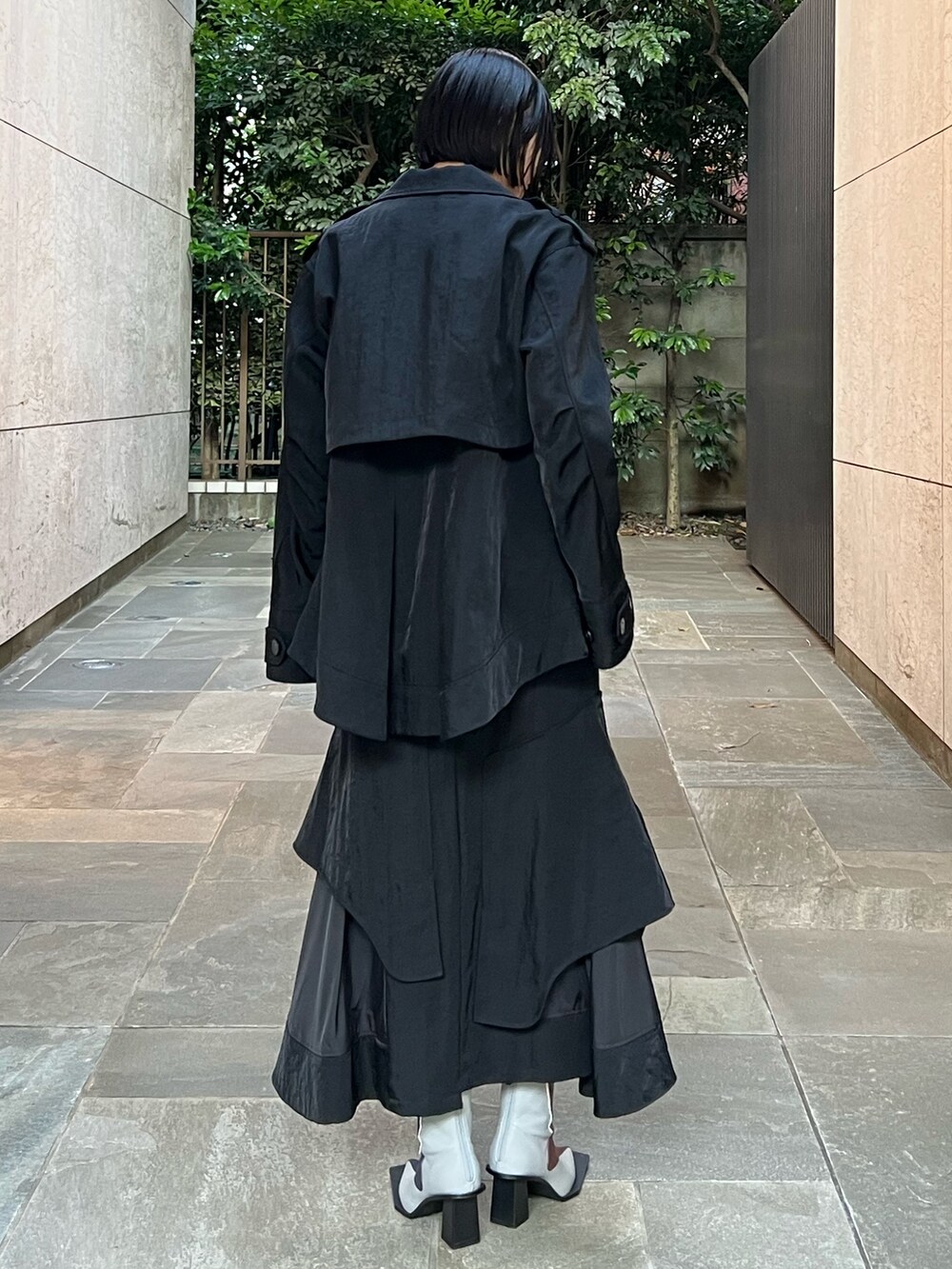 ブラック系のミリタリージャケット、ブラック系のスカート、その他のブーツを着用したレディースの夏コーディネートの2枚目の写真