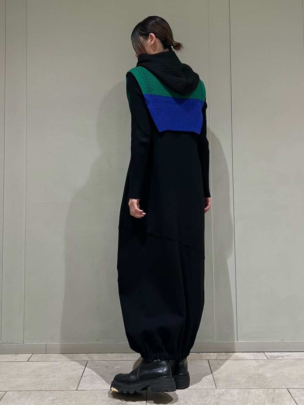 ブラック系のワンピース、ブラック系のネックウォーマー/スヌードを着用したレディースの冬コーディネートの2枚目の写真