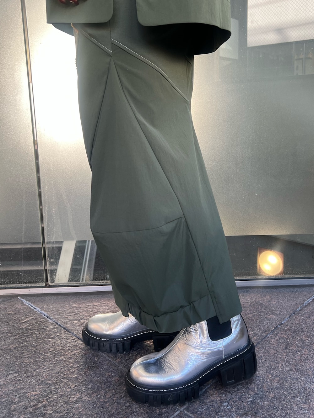 グリーン系のシャツ/ブラウス、グリーン系のスカート、シルバー系のブーツを着用したレディースの冬コーディネートの7枚目の写真