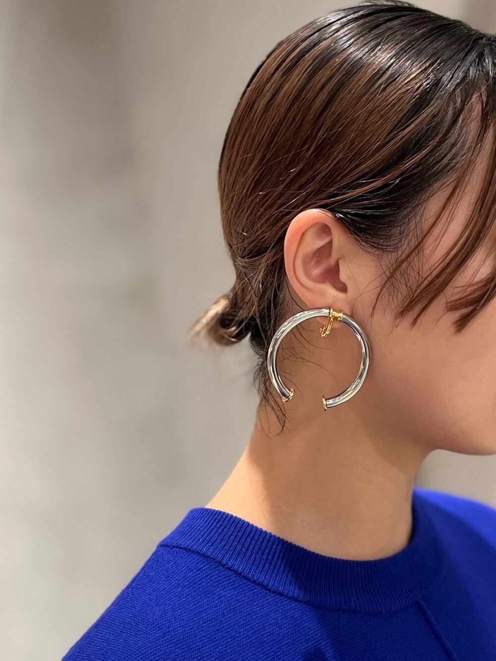 ブルー系のニット/セーター、ブラック系のスカート、ブラック系のブーツを着用したレディースの秋コーディネートの10枚目の写真