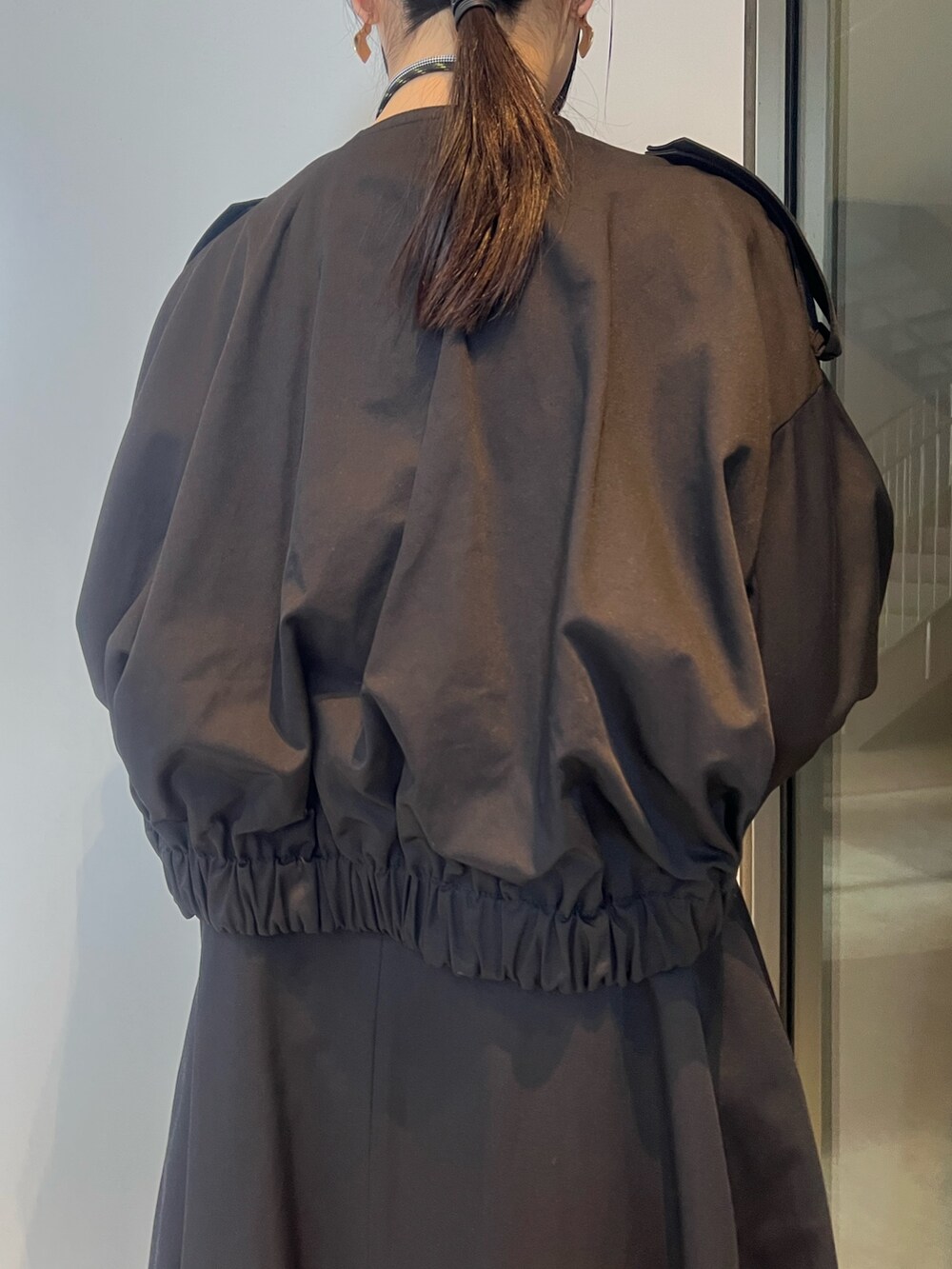 ブラック系のトレンチコート、ベージュ系のその他パンツ、ベージュ系のブーツを着用したレディースの冬コーディネートの7枚目の写真