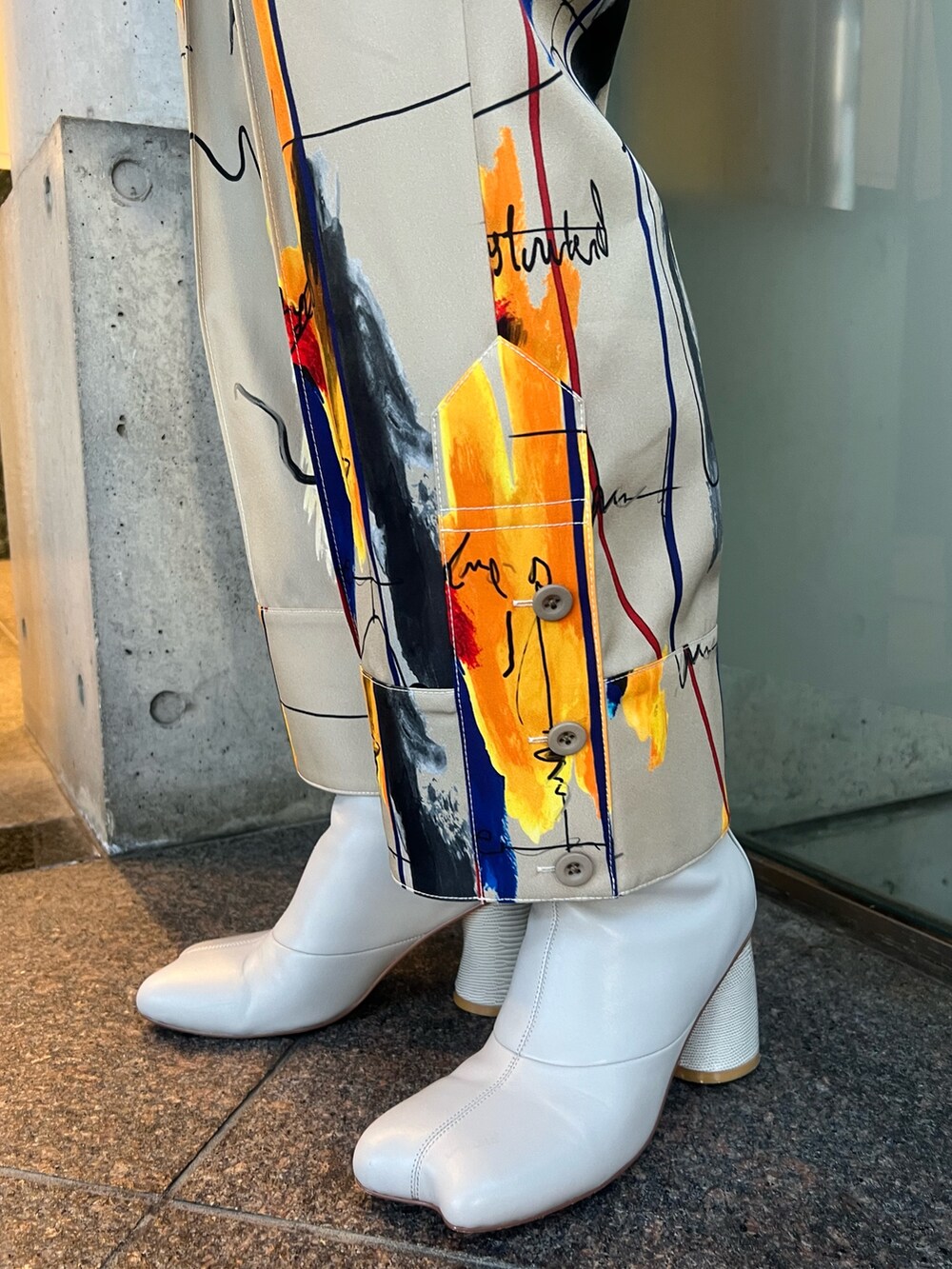 グリーン系のニット/セーター、ベージュ系のその他パンツ、ベージュ系のブーツを着用したレディースの冬コーディネートの9枚目の写真