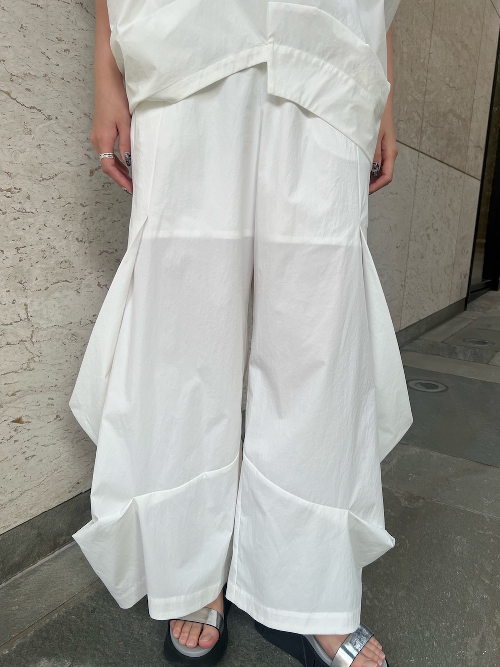 ホワイト系のTシャツ/カットソー、ホワイト系のその他パンツ、シルバー系のネックレスを着用したレディースの冬コーディネートの5枚目の写真