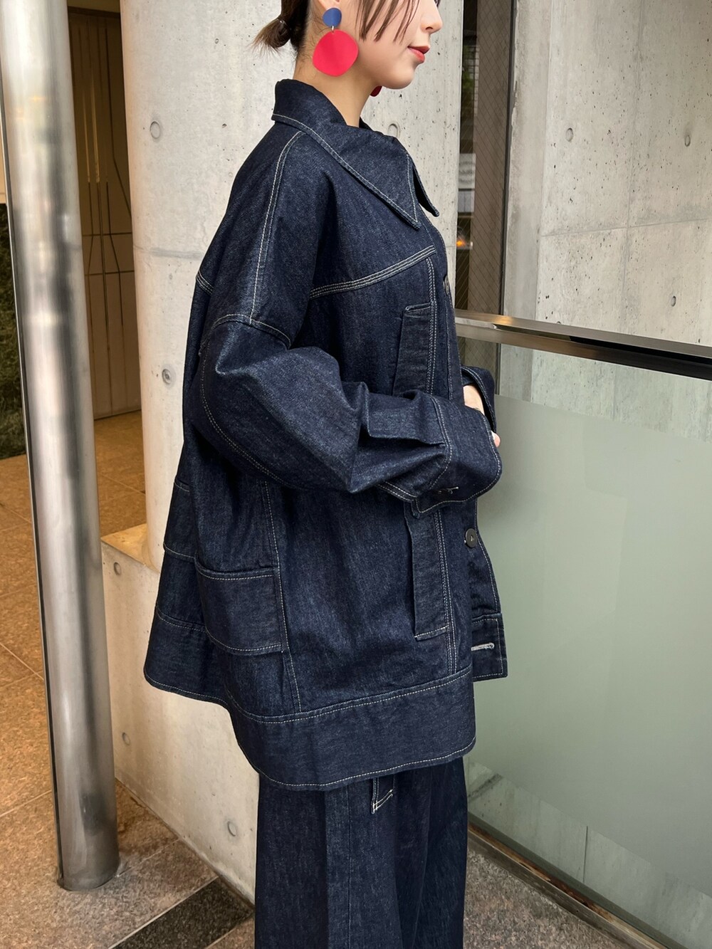 ブルー系のデニムパンツ、ブルー系のデニムジャケット、ブラック系のブーツを着用したレディースの冬コーディネートの4枚目の写真