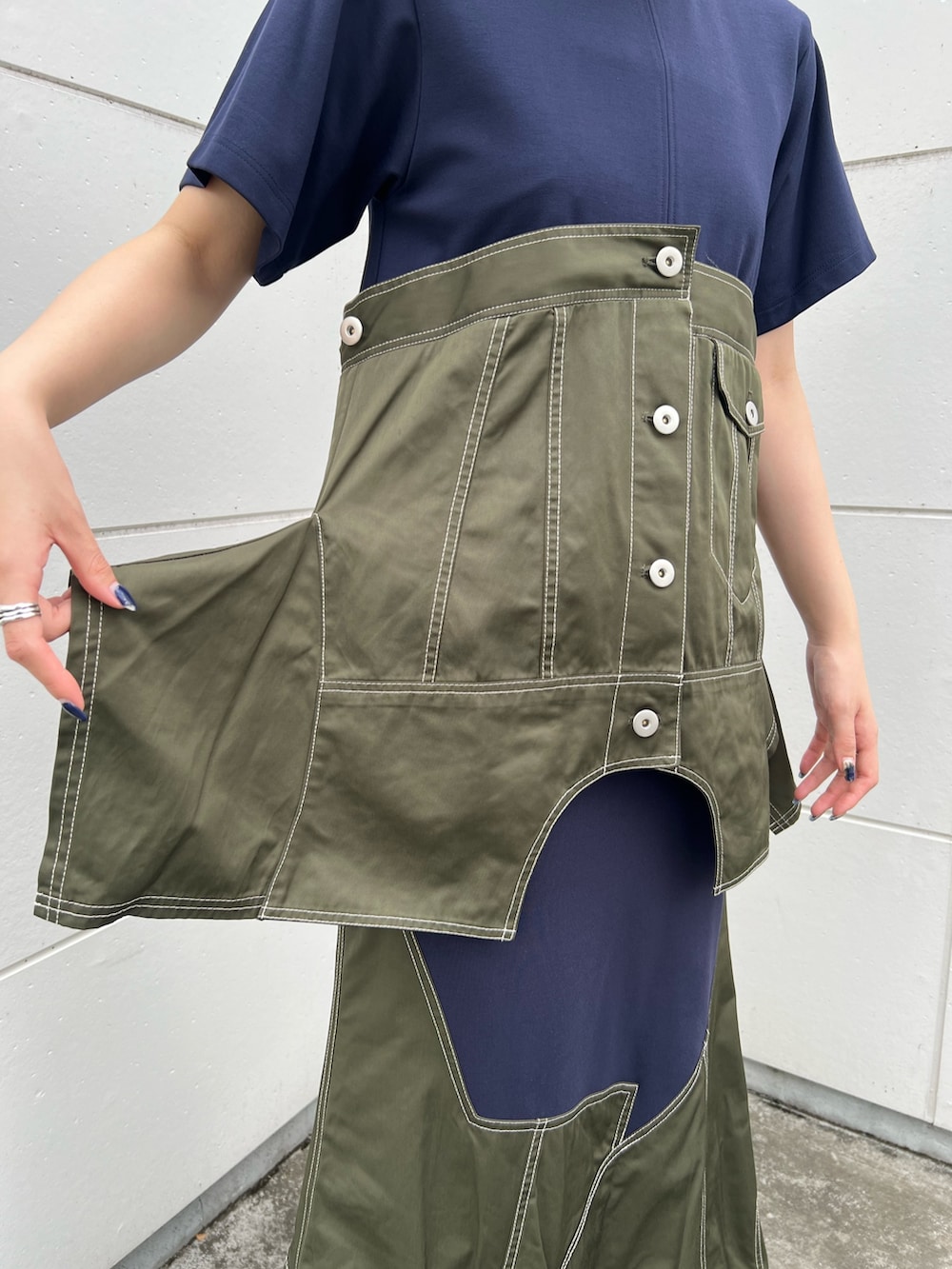 グリーン系のTシャツ/カットソー、グリーン系のスカートを着用したレディースの夏コーディネートの4枚目の写真