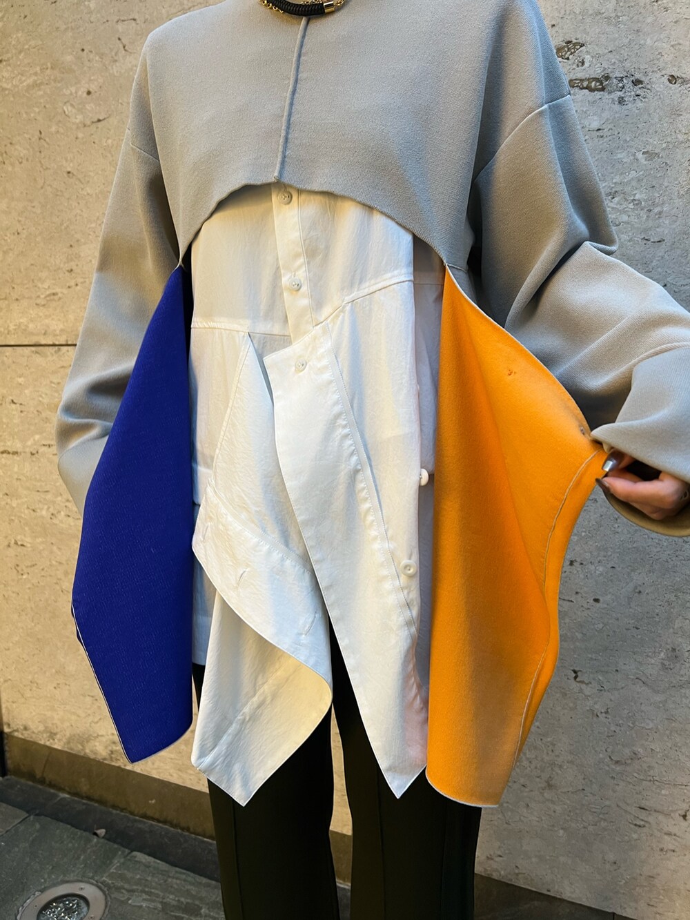 ホワイト系のシャツ/ブラウス、ベージュ系のニット/セーター、ベージュ系のその他パンツを着用したレディースの秋コーディネートの5枚目の写真