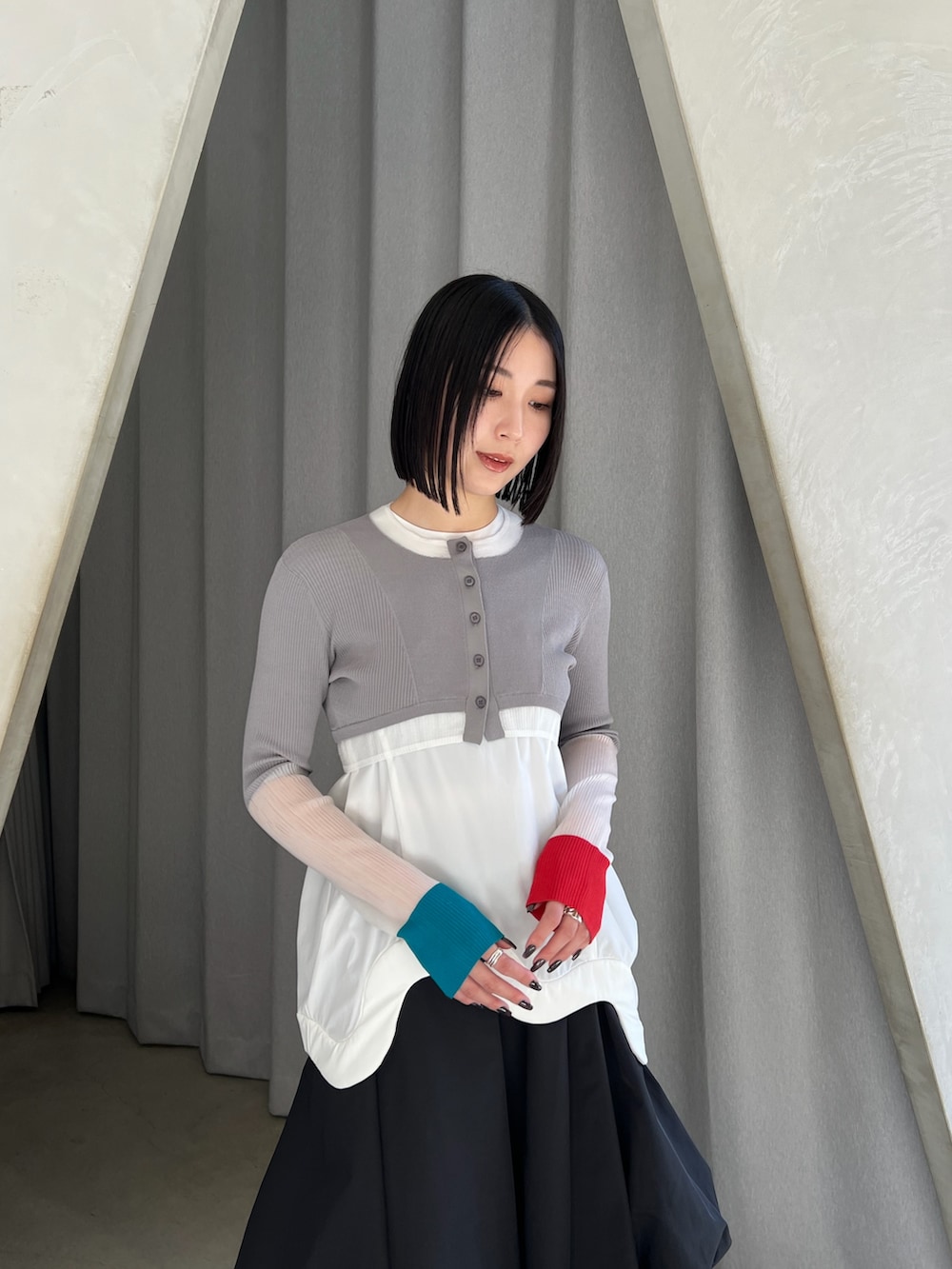 ホワイト系のタンクトップ、グレー系のカーディガン/ボレロ、ブラック系のその他パンツを着用したレディースの春コーディネートの3枚目の写真