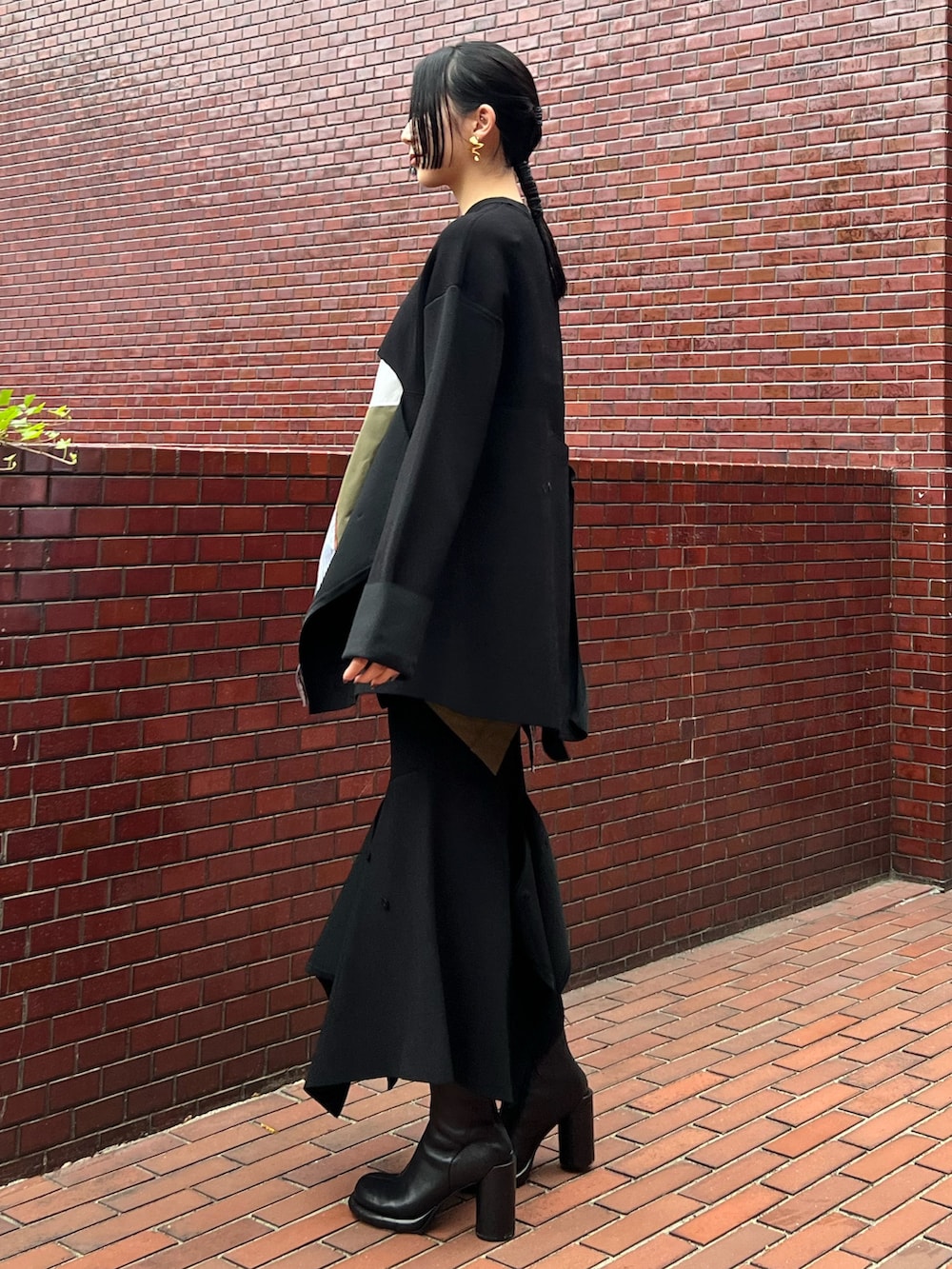 ブラック系のニット/セーター、その他のシャツ/ブラウス、ブラック系のスカートを着用したレディースの冬コーディネートの3枚目の写真