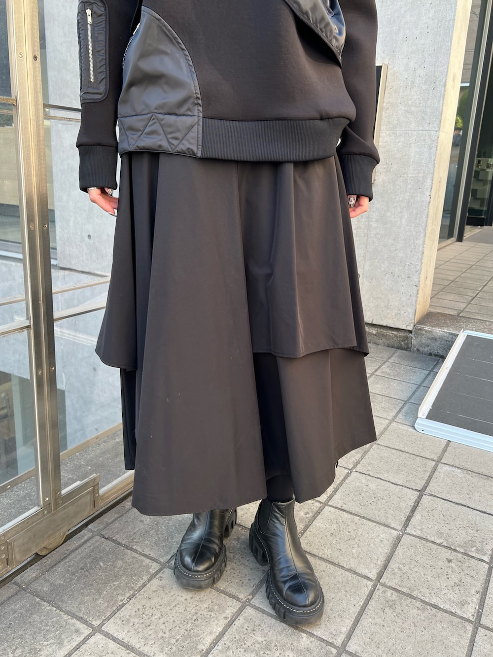 ブラック系のスウェット、ブラック系のその他パンツを着用したレディースの冬コーディネートの5枚目の写真