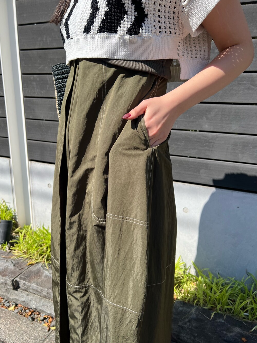 その他のニット/セーター、ベージュ系のつなぎ/オールインワン、ブラック系のサンダルを着用したレディースの春コーディネートの5枚目の写真