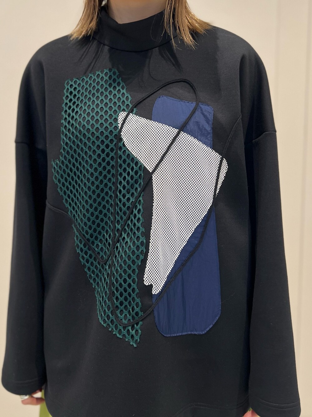 その他のTシャツ/カットソー、グリーン系のその他パンツを着用したレディースの冬コーディネートの3枚目の写真