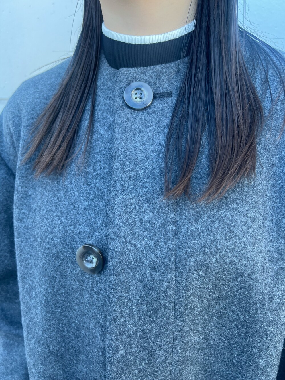 グレー系のその他アウター、ホワイト系のショルダーバッグ、ブラック系のブーツを着用したレディースの冬コーディネートの7枚目の写真