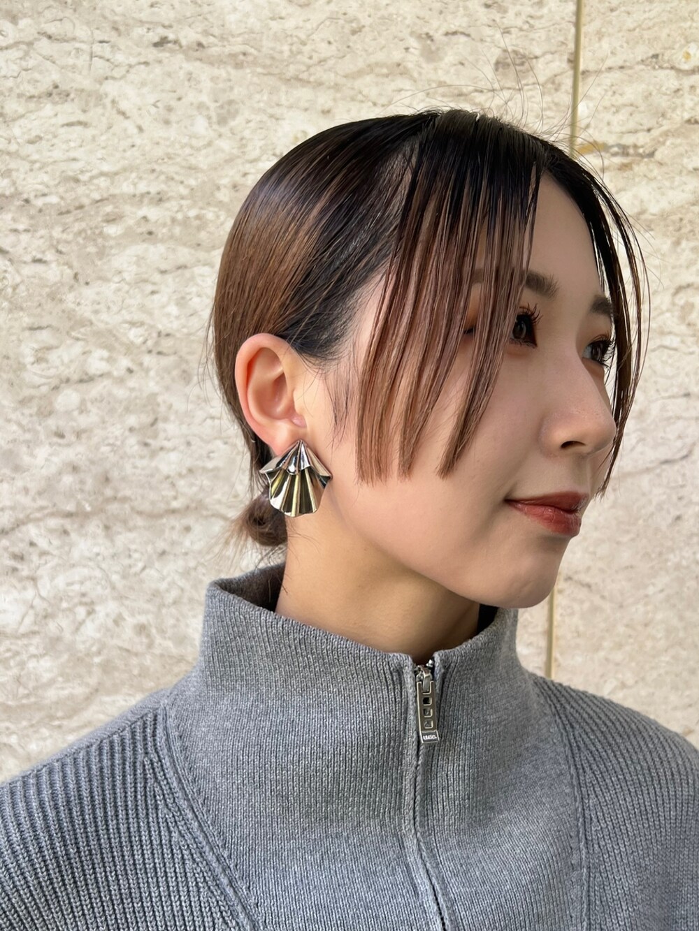 グレー系のニット/セーター、ホワイト系のシャツ/ブラウス、ブルー系のスカートを着用したレディースの秋コーディネートの9枚目の写真