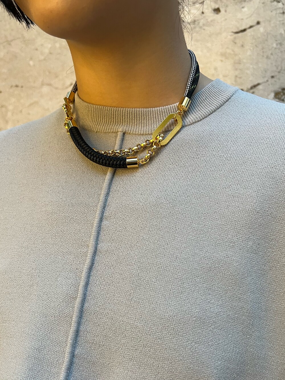 ホワイト系のシャツ/ブラウス、ベージュ系のニット/セーター、ベージュ系のその他パンツを着用したレディースの秋コーディネートの4枚目の写真