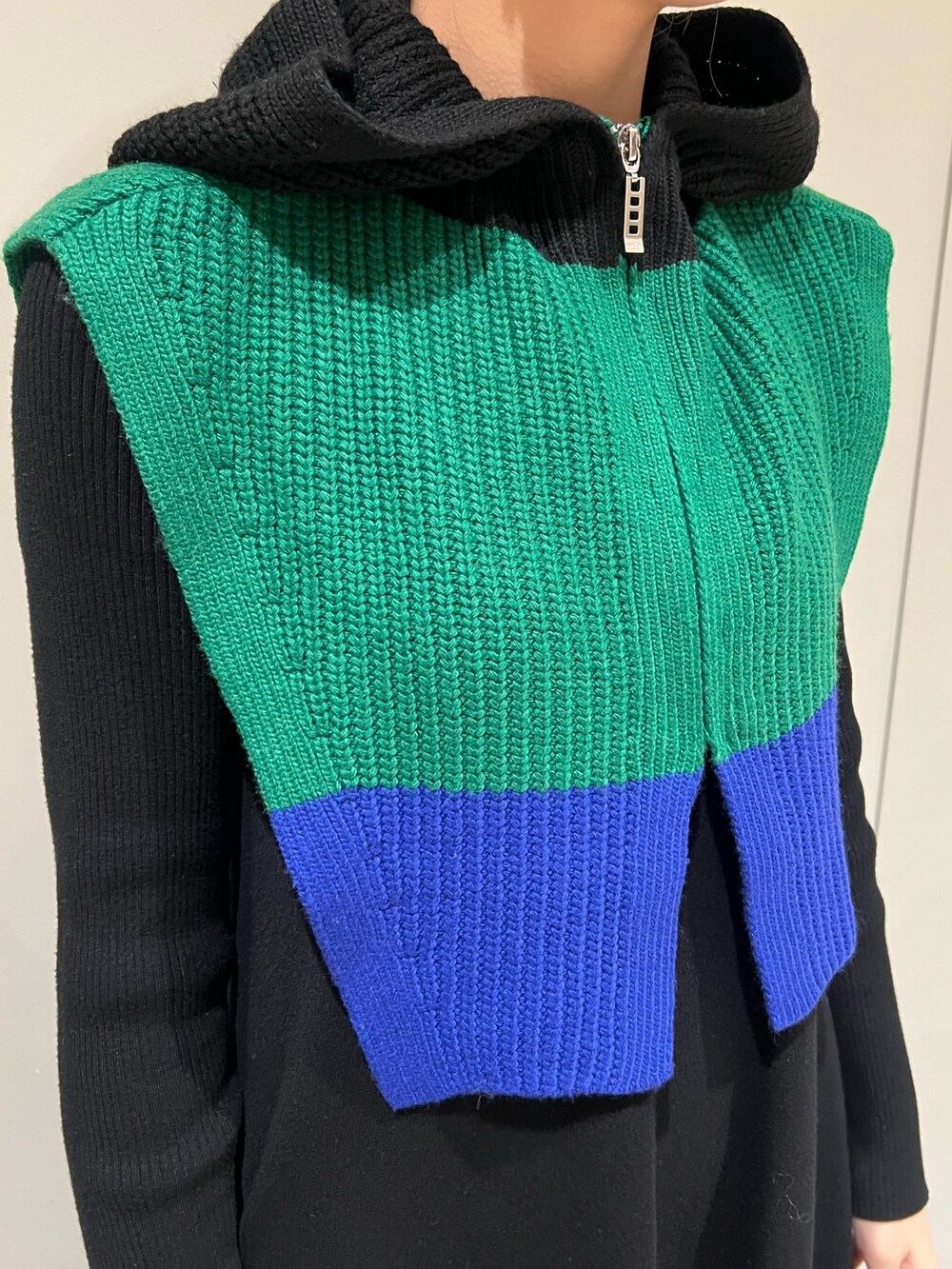 ブラック系のワンピース、ブラック系のネックウォーマー/スヌードを着用したレディースの冬コーディネートの5枚目の写真