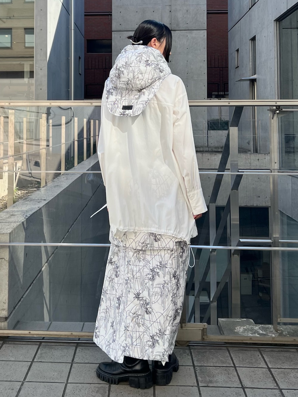 ホワイト系のシャツ/ブラウス、ホワイト系のスカート、ホワイト系のネックウォーマー/スヌードを着用したレディースの秋コーディネートの2枚目の写真