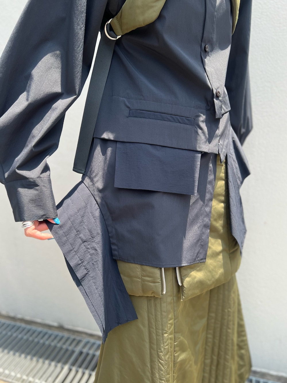 ベージュ系のスカート、ベージュ系のベスト、ブラック系のシャツ/ブラウスを着用したレディースの夏コーディネートの7枚目の写真