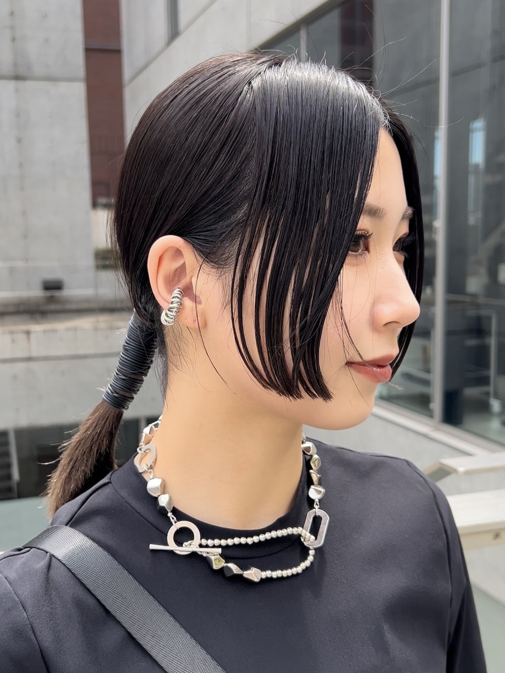 その他のTシャツ/カットソー、ブラック系のブーツ、ホワイト系のバックパック/リュックを着用したレディースの夏コーディネートの10枚目の写真