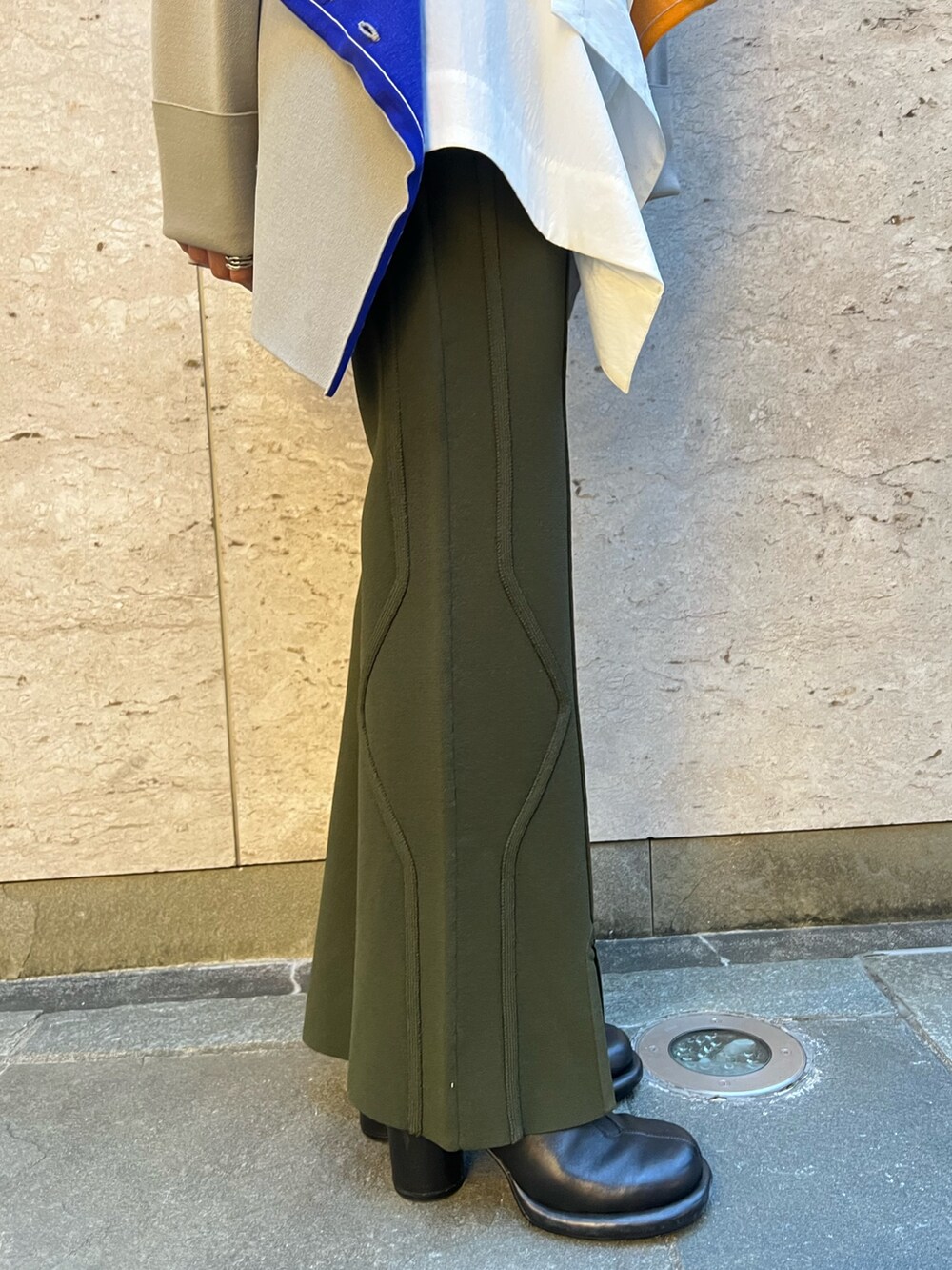 ホワイト系のシャツ/ブラウス、ベージュ系のニット/セーター、ベージュ系のその他パンツを着用したレディースの秋コーディネートの8枚目の写真