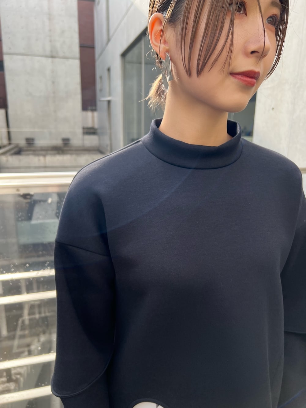 ホワイト系のその他パンツ、ブラック系のTシャツ/カットソー、ブラック系のブーツを着用したレディースの冬コーディネートの6枚目の写真