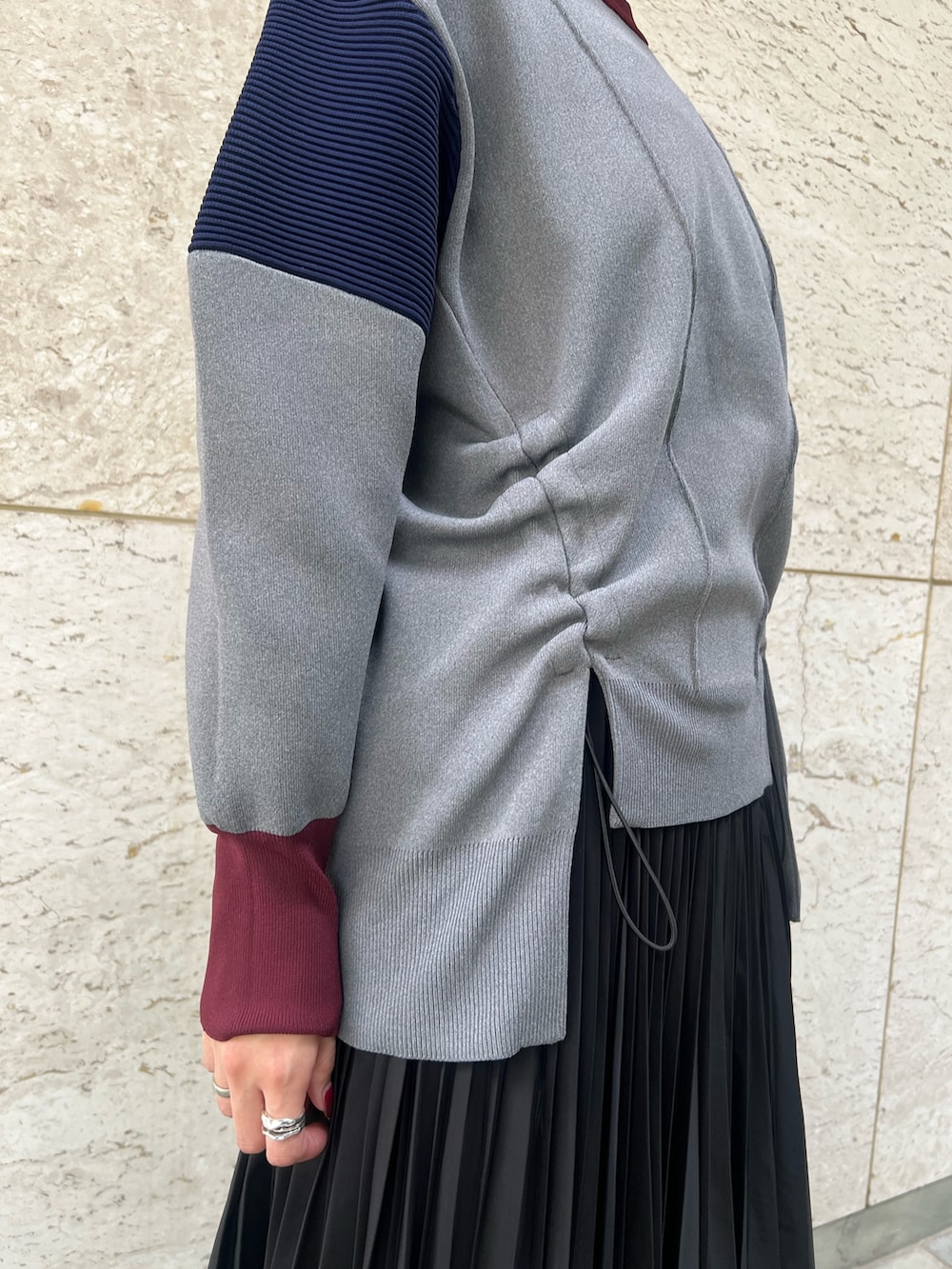 シルバー系のブーツ、ブラック系のスカート、グレー系のニット/セーターを着用したレディースの秋コーディネートの5枚目の写真