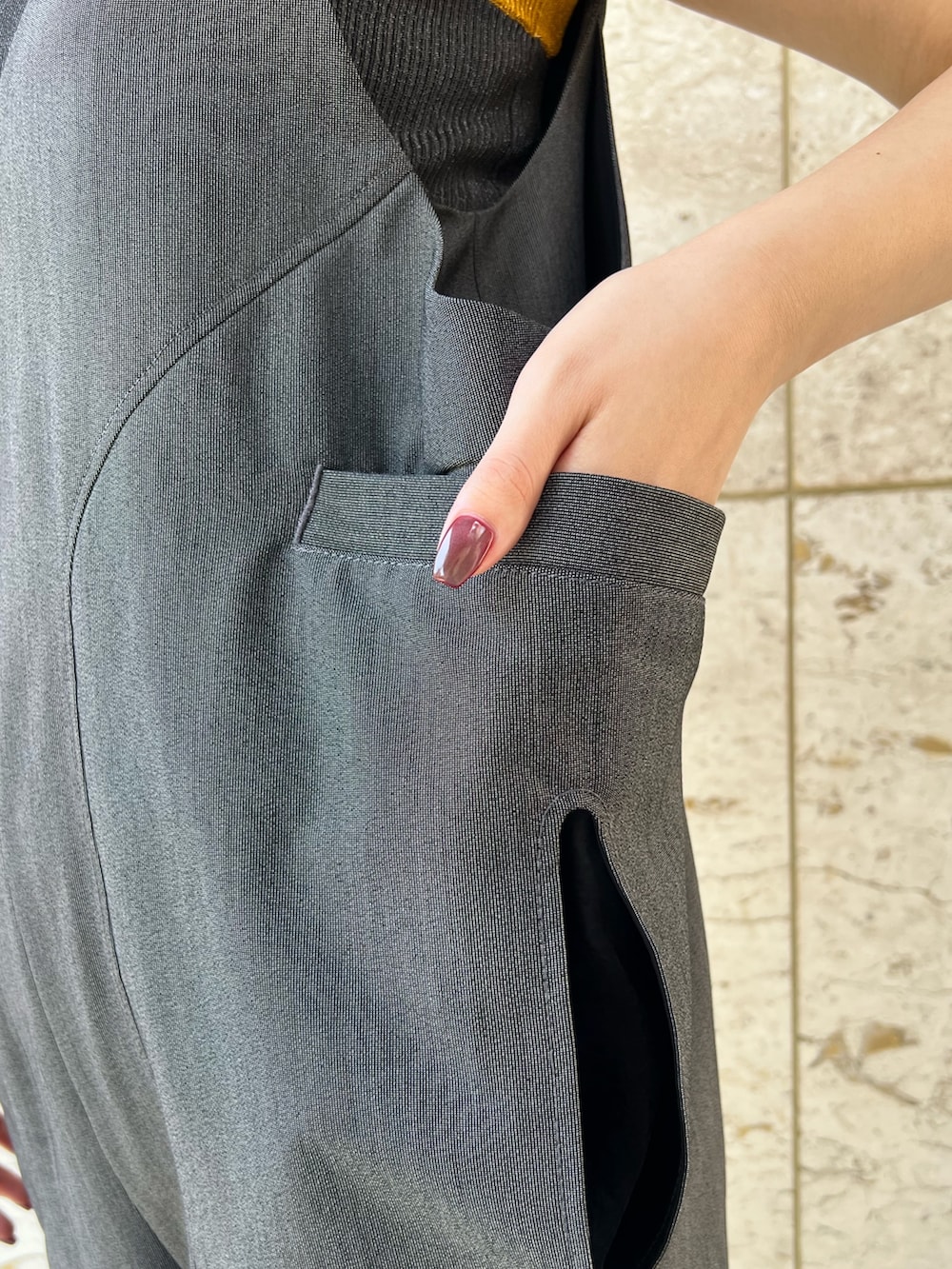 グレー系のつなぎ/オールインワン、グレー系のタンクトップ、ブラック系のサンダルを着用したレディースの夏コーディネートの6枚目の写真