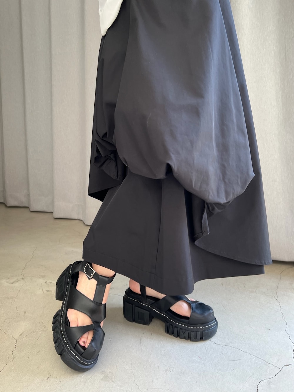 ホワイト系のタンクトップ、グレー系のカーディガン/ボレロ、ブラック系のその他パンツを着用したレディースの春コーディネートの7枚目の写真