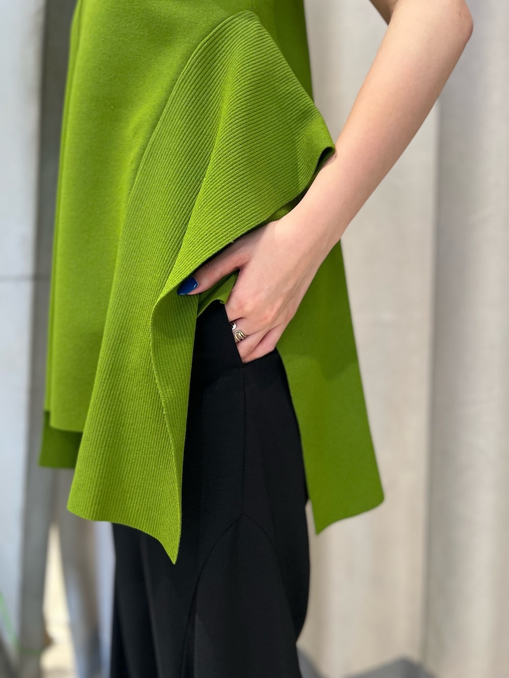 グリーン系のニット/セーター、ブラック系のその他パンツ、その他のサンダルを着用したレディースの春コーディネートの6枚目の写真