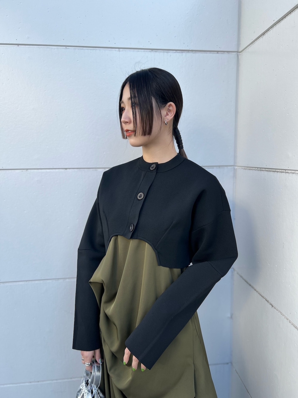 ブラック系のカーディガン/ボレロ、ベージュ系のワンピース、シルバー系のショルダーバッグを着用したレディースの春コーディネートの4枚目の写真