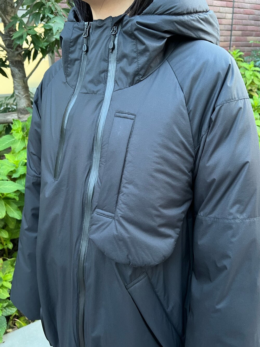 ブラック系のダウンジャケット/コート、その他のスカート、ブラック系のブーツを着用したレディースの秋コーディネートの5枚目の写真